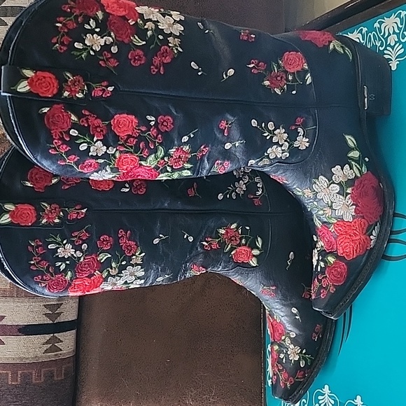 Lane !!Gorgeous!! Red Rose Western Boots, Size 9B - Picture 5 of 13